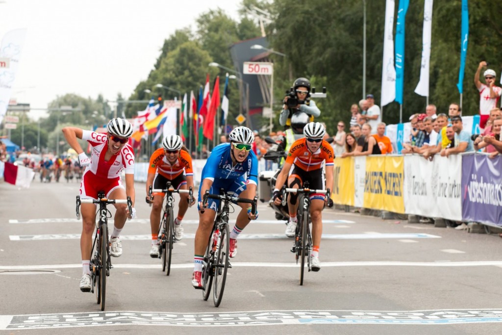 Llegada de las sub-23 con victoria de Niewiadoma en un cerrado sprint © Ardo Säks