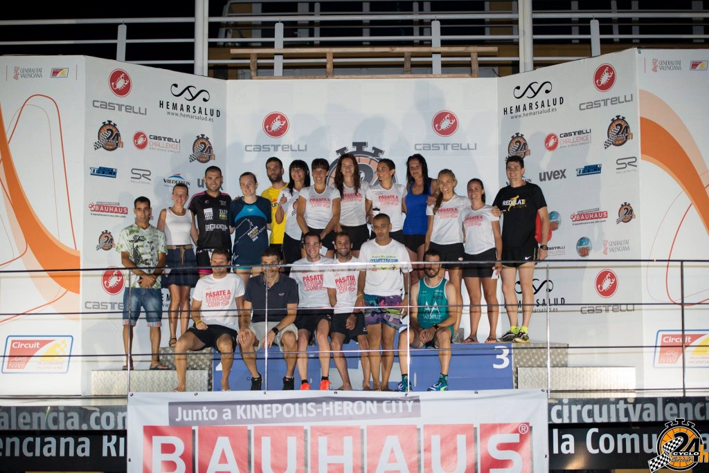 Podio de los vencedores de 8K corriendo con la luna