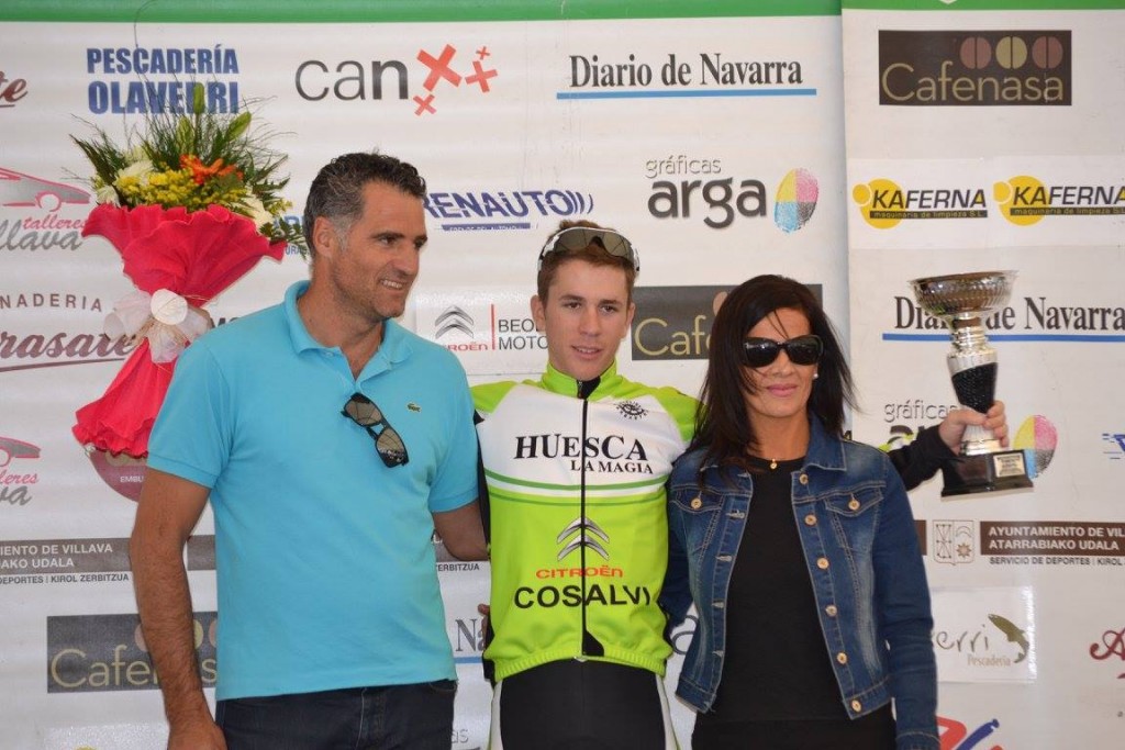 Álex Ruiz, en el podio de Villava junto a Prudencio Indurain © Huesca La Magia Team