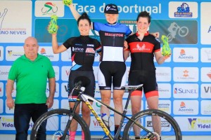 Lucía Vázquez, en el podio, sigue líder por un punto.