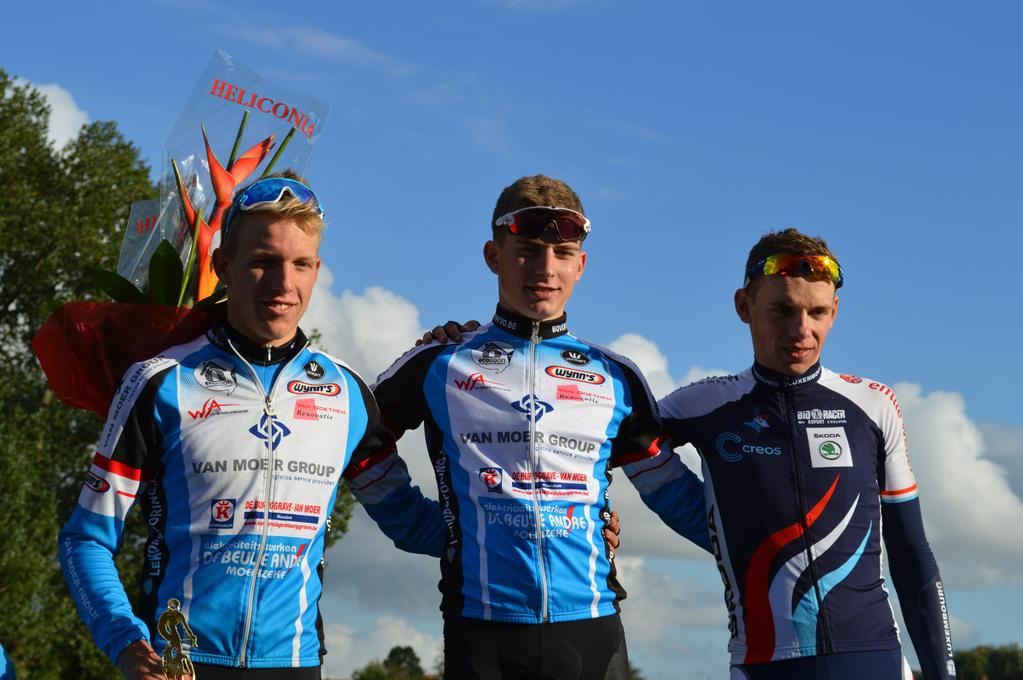 Podio de la primera etapa, con Verschaeve, De Pestel y Leyder.