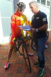 Sheyla Gutiérrez, atendiendo las indicaciones de González Arrieta  © RFEC