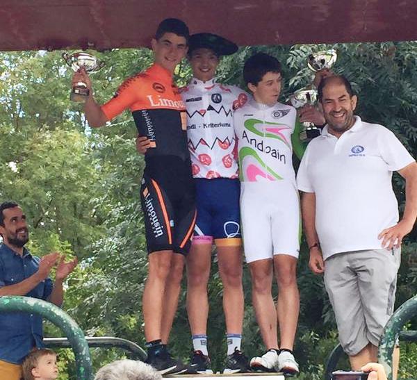 Podio del Criterium de Montaña con Kortaberria entre Amonarriz e Iribar.