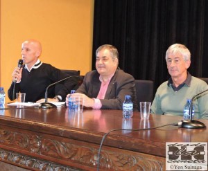 Manolo Saiz y Marino Lejarreta, junto a Guajardo, durante el coloquio.