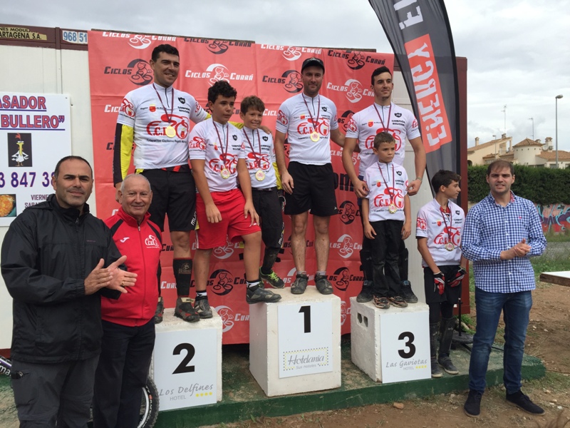 Los campeones de Murcia de trial, en el podio © FCRM
