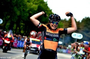 Sheyla Gutiérrez celebraba así su triunfo en el GP Plumelec © Mathilde L'Azou