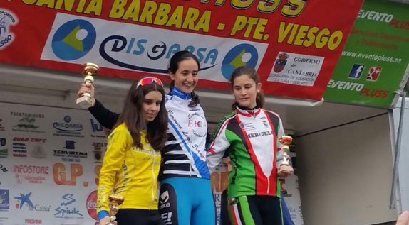 Podio cadete en Puente Viesgo con Saioa Gil entre Itziar Álvarez y Ainhara Salas © @AitorFerndez