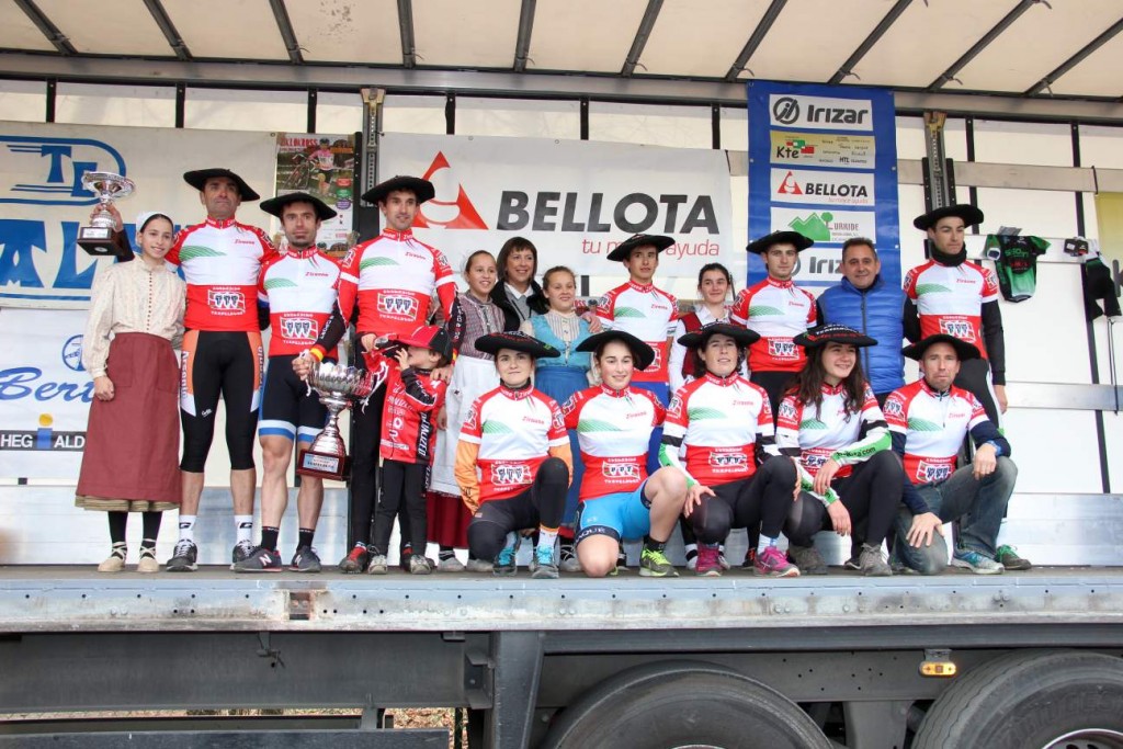Los campeones de Gipuzkoa de ciclocross, en el podio © FGC