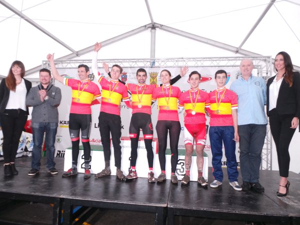 El equipo de Cantabria, celebrando su victoria en el podio © RFEC