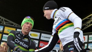 Nys y Van Aert se saludan en el podio