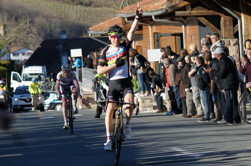 Samuel Plouhinec, celebrando su victoria © sportyves.fr