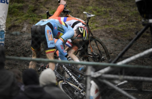 Van Aert arreglando su bicicleta / © Belga