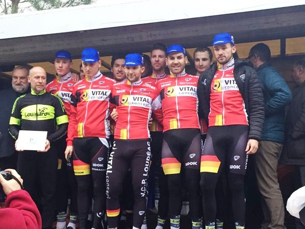 Cyrille Patoux, en el centro, con sus compañeros del equipo VCP Loudeac