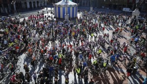 La Plaza Mayor de Valladolid se llenó de ciclistas © G. Villamil-elnortedecastilla.es