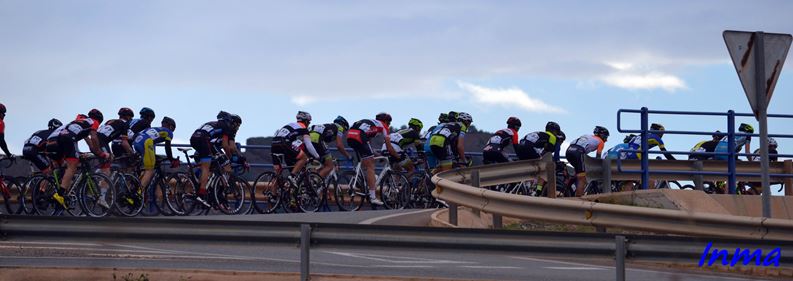 El pelotón, disputando la quinta del Torneo Interclub mruciano © Inma Conesa