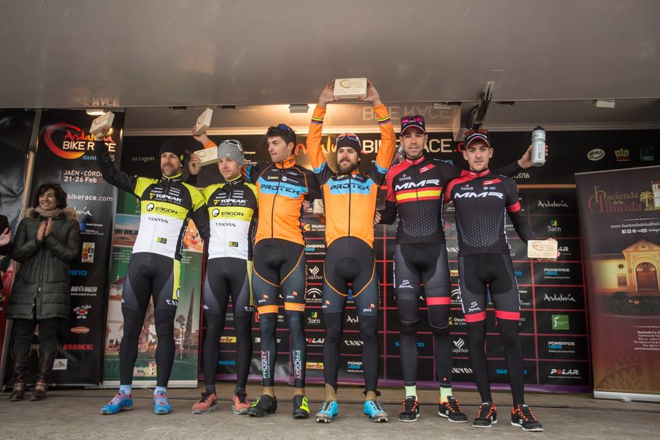 Podio final masculino de la Andalucía Bike Race 2016 con David Valero y Pablo Rodríguez en la tercera plaza © ABR