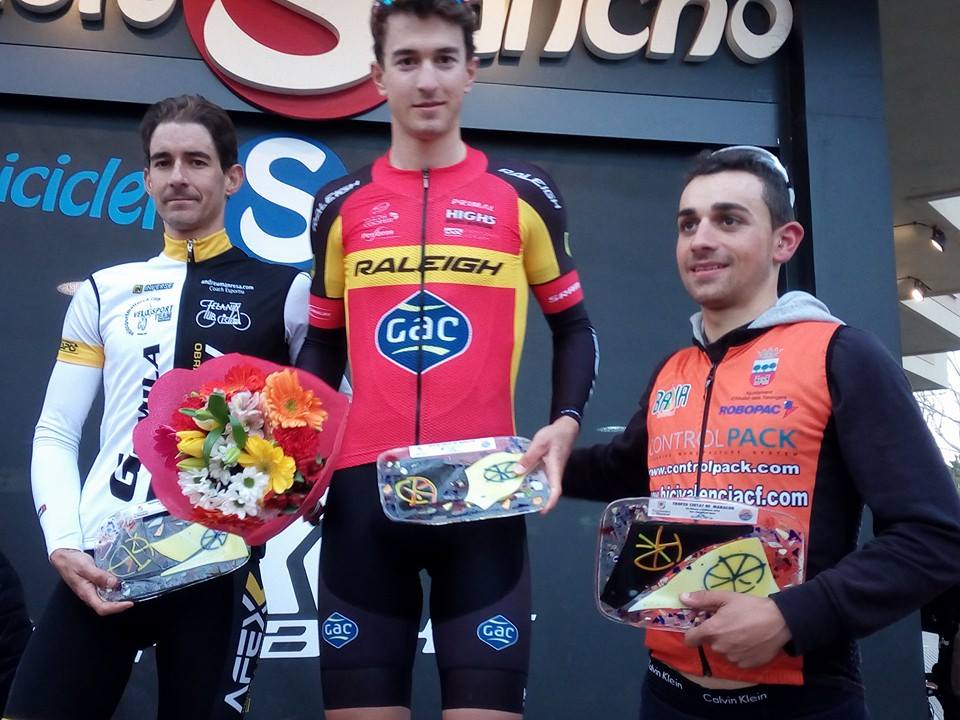 Podio del Trofeu Manacor, con Pym entre Muñoz y Carrio © balearbike