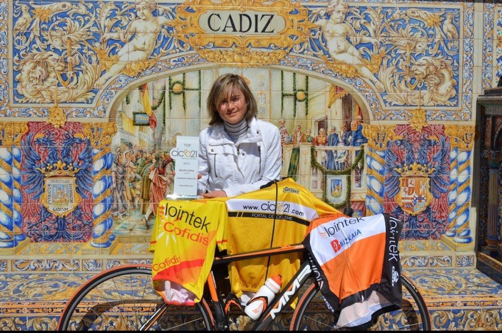 Belén López, con el trofeo, los maillots y su bici © Ángel Vivar / Lointek