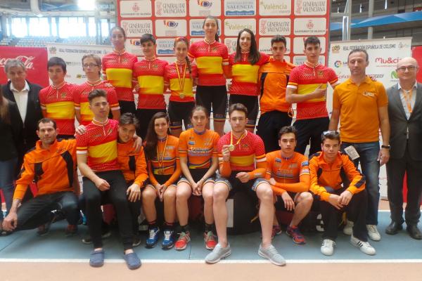 Los campeones de la Comunidad Valenciana, con sus medallas, en el podio © RFEC