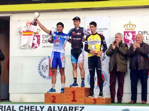 Carlos Álvarez, entre Franklin Chacón y José C. Amil, en el podio © Fund. A. Contador