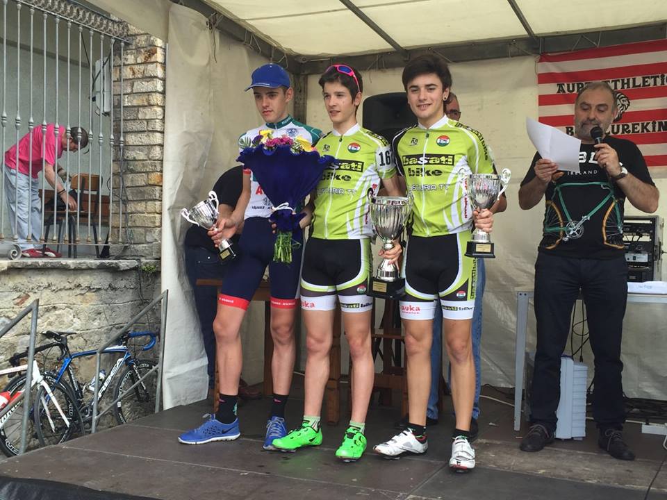 Lander Lartitegi, en el centro del podio de la Subida a Olabarrieta © FVC