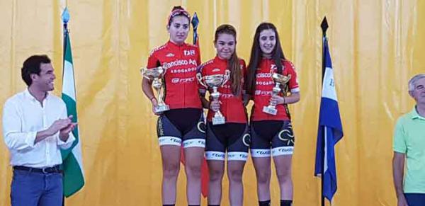 Las féminas, con sus trofeos tras la carrera de Bollullos © FAC