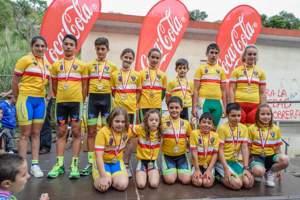 Podio con todos los campeones de Juegos Escolares de Cantabria 2016 © FCC