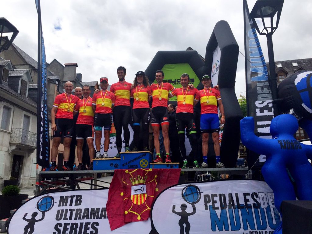 Los campeones de España de ultramaratón, en el podio © Pedales del Mundo