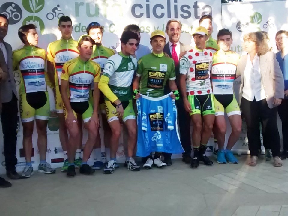 Podio de vencedores tras la primera jornada de la ronda jiennense © @rutaciclistacyb