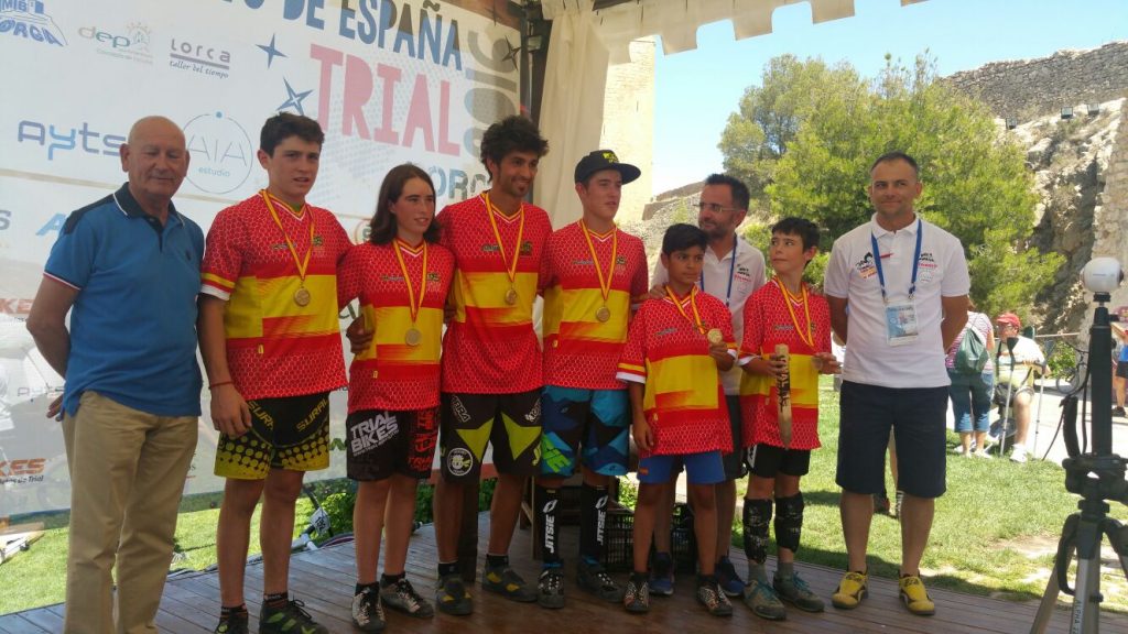 Los campeones de España de trial 2016 lucen sus maillots y sus medallas © FCRM