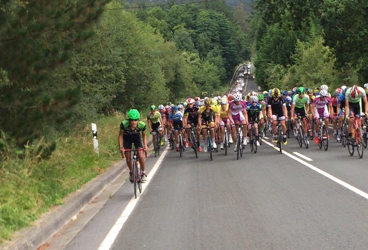 El pelotón, durante la segunda etapa © SC Balmasedana