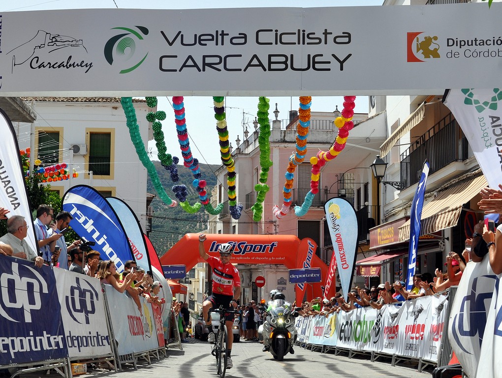José Luis Carrasco, cruzando bajo la pancarta de meta © Vuelta Carcabuey