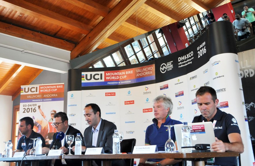 Conferencia de prensa durante la presentación de la prueba