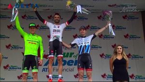 Mancebo, en el centro del podio de la etapa © TOA