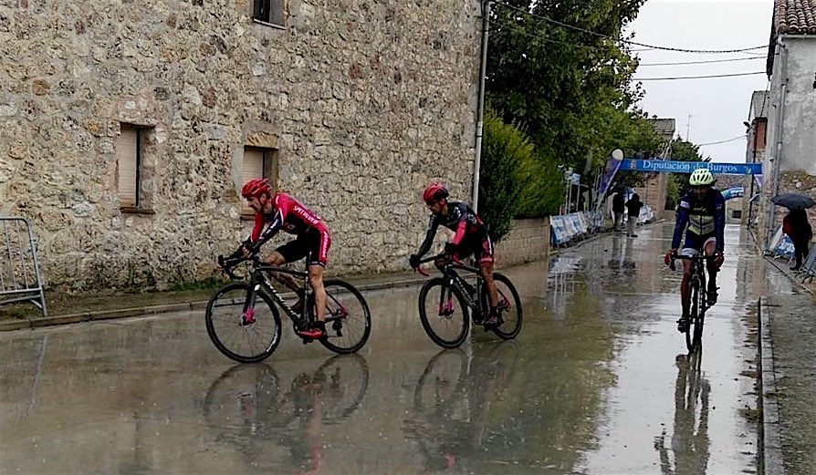 La lluvia estuvo presente en la primera prueba del Circuito burgalés © @CiclismoBurgos
