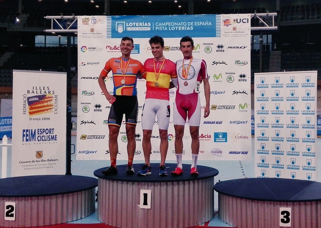 Podio persecución individual con Torres entre Mora y García © RFEC