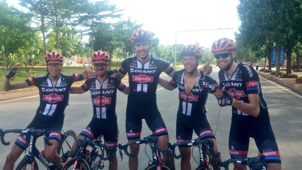 El ganador en el centro con sus compañeros © Tour Hainan 