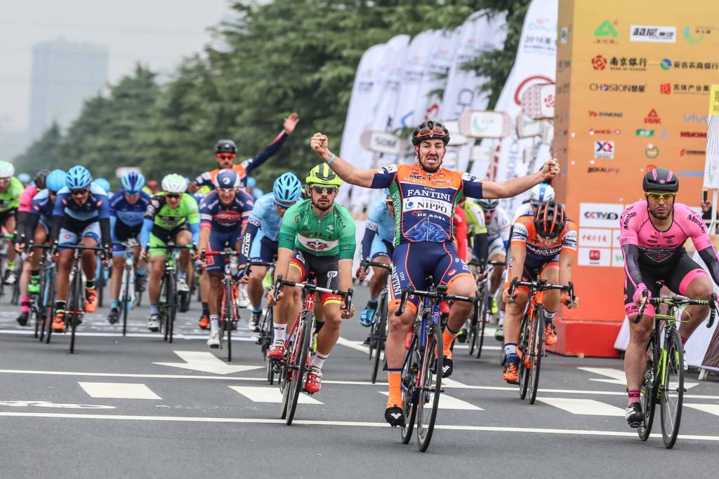 Grosu lidera el pelotón © Nippo 