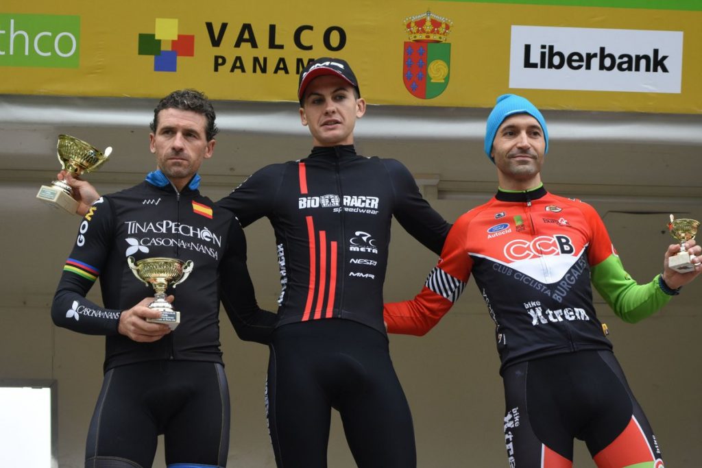 Podio élite con Kevin Suárez entre Pablo Gómez y Samuel Sáinz © Javi Linares