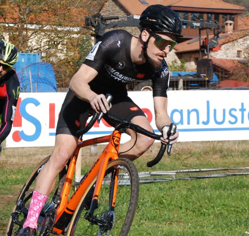 Óscar Pujol, vencedor en Puente Viesgo © @Fedevuelta