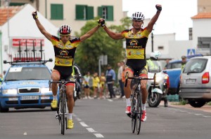 Vicente González y Marcos García, entrando en meta.