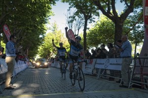 Gómez, rebasando la meta.