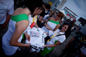 Las azafatas con el maillot blanco / Foto Tour