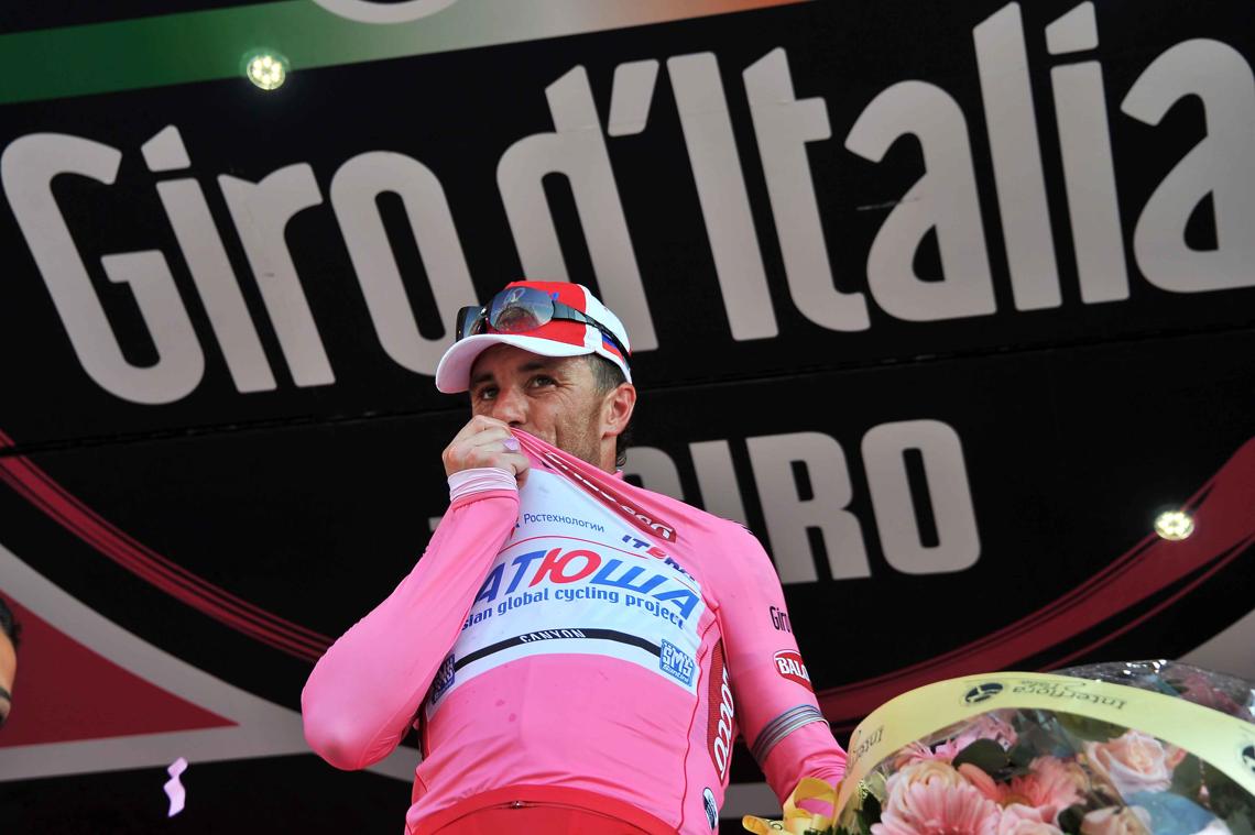 Paolini besa la magia rosa / Foto Giro Italia