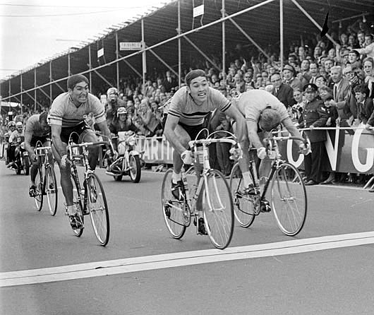 El final del Mundial'67. Sáez (3º), izquierda. Merckx (1º) y Janssen, (2º), a la derecha.