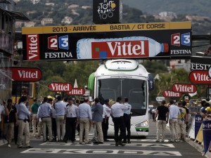 El autobús de Orica encajado en el arco de meta / Foto Tour