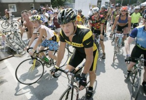 Armstrong solo va en bici con amigos © diariodeltriatlon