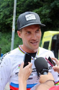 Minnaar, comentando su victoria tras la carrera./Foto N. Quilis