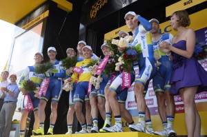 Los australianos, felices en el podio / Foto Tour