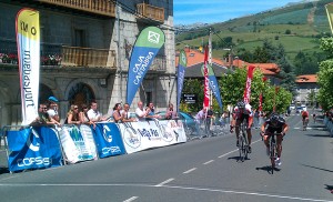 Jon Bingen de La Peña, ganando al sprint en la segunda etapa de la Vuelta Máster Cantabria.